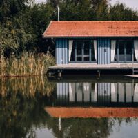 assets/images/0/Bootshaus%20und%20Wasser-a6d1f474.jpg