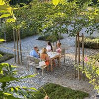 assets/images/2/Tisch%20in%20Sonne%20vor%20Arkaden-1be7a8ae.jpg